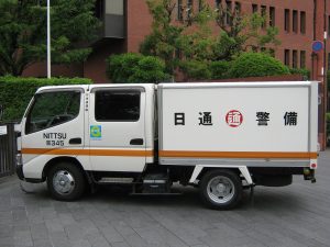 「日本銀行京都支店裏口前に停車中の現金輸送車（日通警備）」