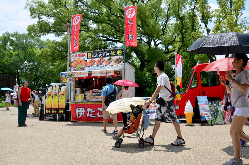 2015 年 7 月 10 日 大阪府の大阪城にて旅行者むけのアイスクリーム販売・たこ焼き 販売のキッチンカー