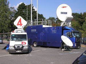 イギリス、BBC と、スウェーデン、TV4 のSNG 中継⾞