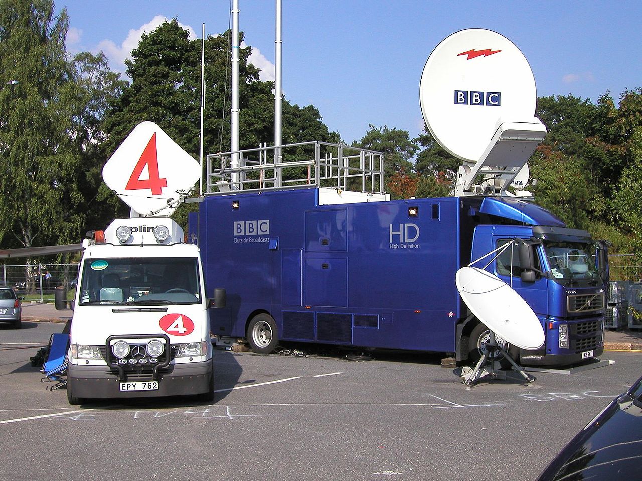 イギリス、BBC と、スウェーデン、TV4 のSNG 中継車