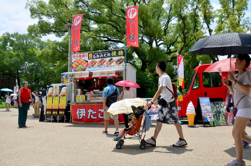 2015年7月10日 大阪府の大阪城にて 旅行者むけのアイスクリーム販売・たこ焼き販売のキッチンカー