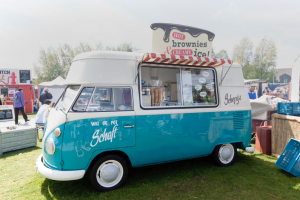 通称ワーゲンバスと呼ばれるフォルクス・ワーゲン社の商用バス （オランダのキッチンカーのお祭り AMSTERDAM NETHERLANDS MAY 17 2015年: フォルクスワーゲン T1 アイス クリーム トラック）