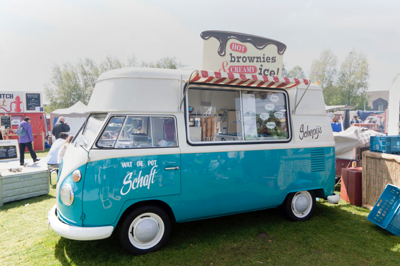 通称ワーゲンバスと呼ばれるフォルクス・ワーゲン社の商用バス （オランダのキッチンカーのお祭り AMSTERDAM NETHERLANDS MAY 17 2015年: フォルクスワーゲン T1 アイス クリーム トラック）
