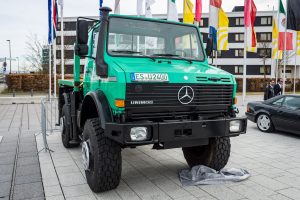 シュトゥットガルト, ドイツ - 2017 年 3 月 4 日: 多目的全輪駆動トラックウニモグ U2400 2000（ヨーロッパの最大の古典的な車の展示会「レトロ クラシック」にて）