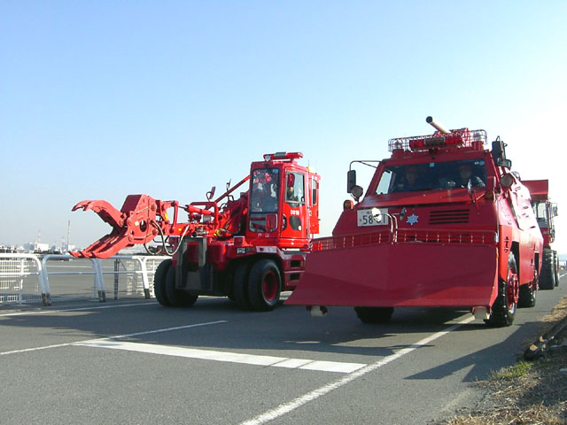 横浜市消防局で使用されていた排除工作車と耐熱装甲型救助車 （Wikipediaより）