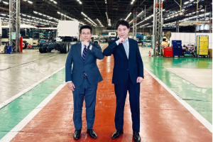車体架装メーカーによる自動運転EVの量産開始 トノックス殿内常務取締役（左）とティアフォー加藤CEO（右）PR TIMESより