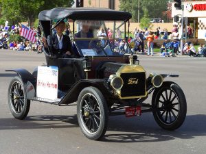 マザーグースのパレードに参加したフォード・モデルTラナバウト （1911年以前の最初期型）Wikipediaより