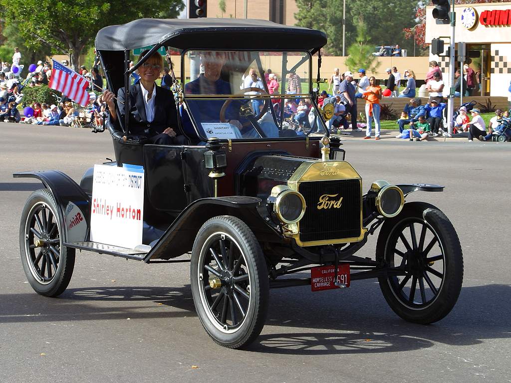 マザーグースのパレードに参加したフォード・モデルTラナバウト（1911年以前の最初期型）Wikipediaより