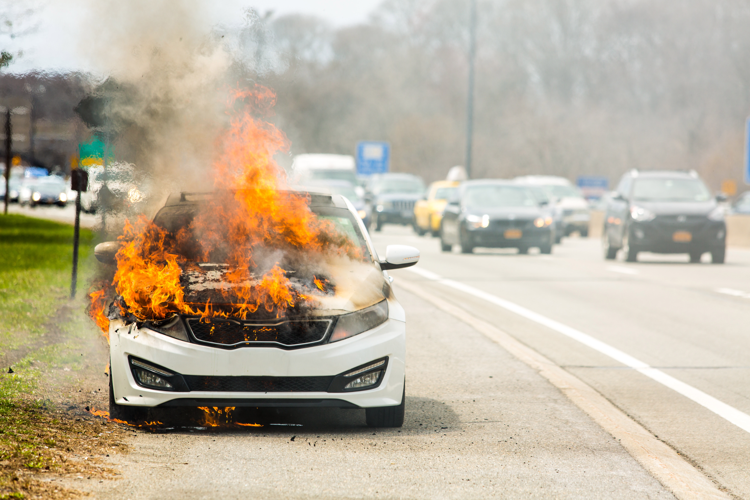 日中の高速道路の交通事故で燃えている車